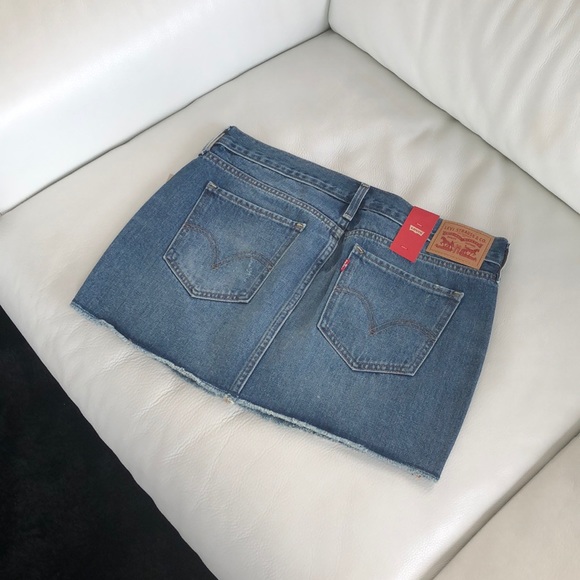 SALE NWT Levi’s Mid Rise Raw Hem Denim Skirt - Picture 6 of 8